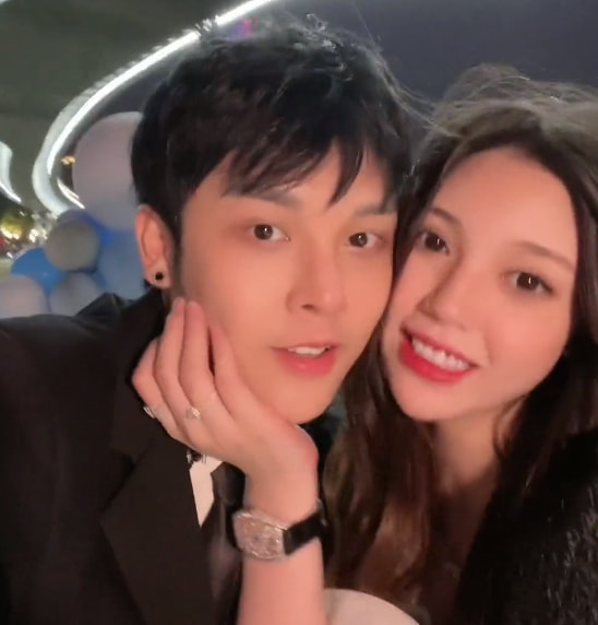 韩安冉给小猪妹买奔驰当代步车，小猪只顾风花雪月，网友：绝绝子