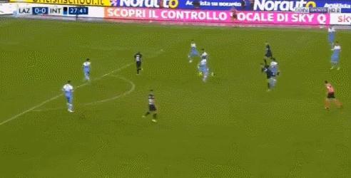 我有一个特别喜欢的老师,一个喜欢足球的体育老师