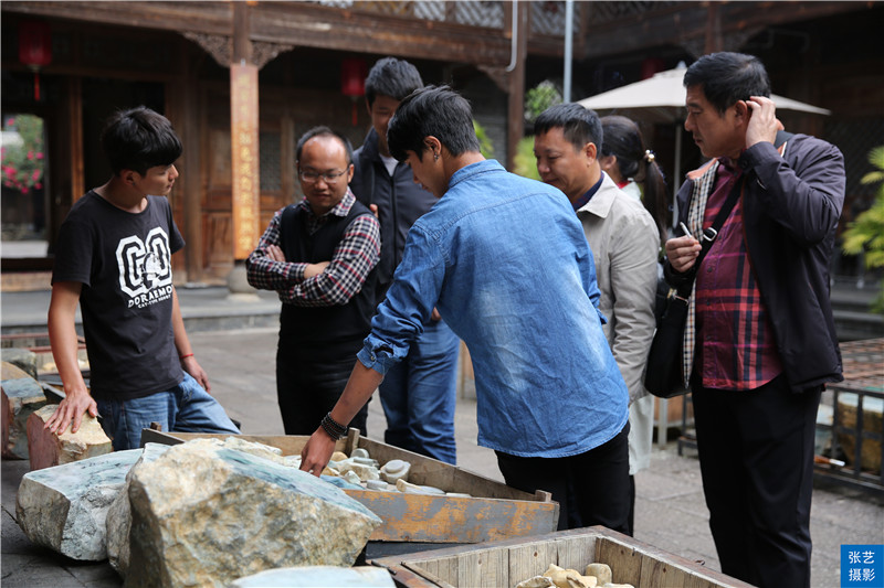 腾冲古镇旅游，游客花几千元买下翡翠赌石，一刀切下身价飙涨