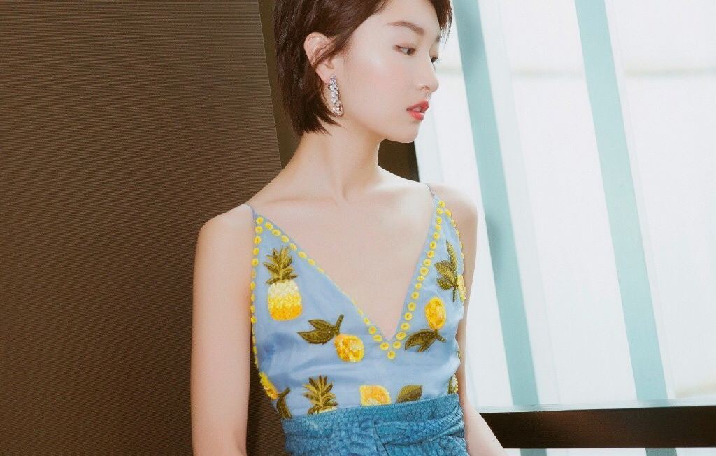 胸部太小怎么穿衣服好看,胸大显小穿衣技巧