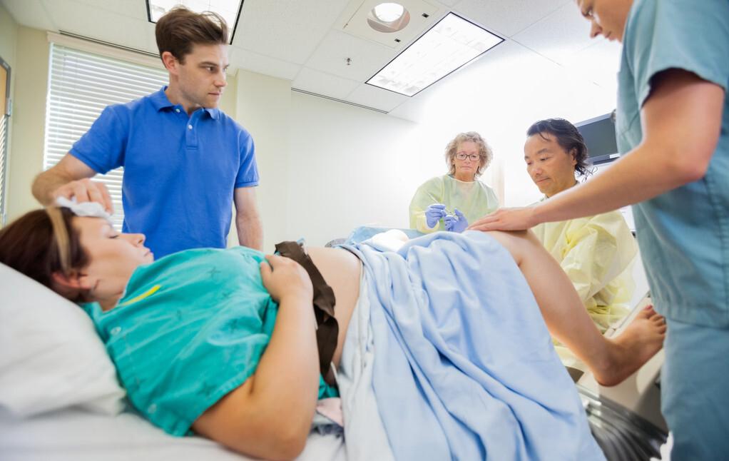 孕妇生产遇男医生不肯进产房,丈夫也担心会看到隐私,医生怎么说