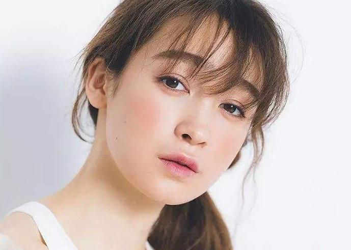 适合夏天的水蜜桃妆,夏天化妆推荐底妆