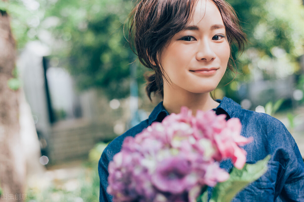 如果男生给你暗示女生要不要主动,面对男生的解释女生怎么回复