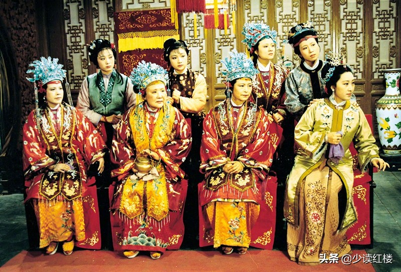 细看红楼梦里贾府女性的日常着装，隐藏了许多被忽略的细节