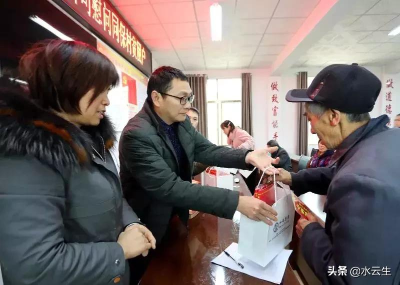 武冈这家公司好大气,给村民拜年发600元一个大红包