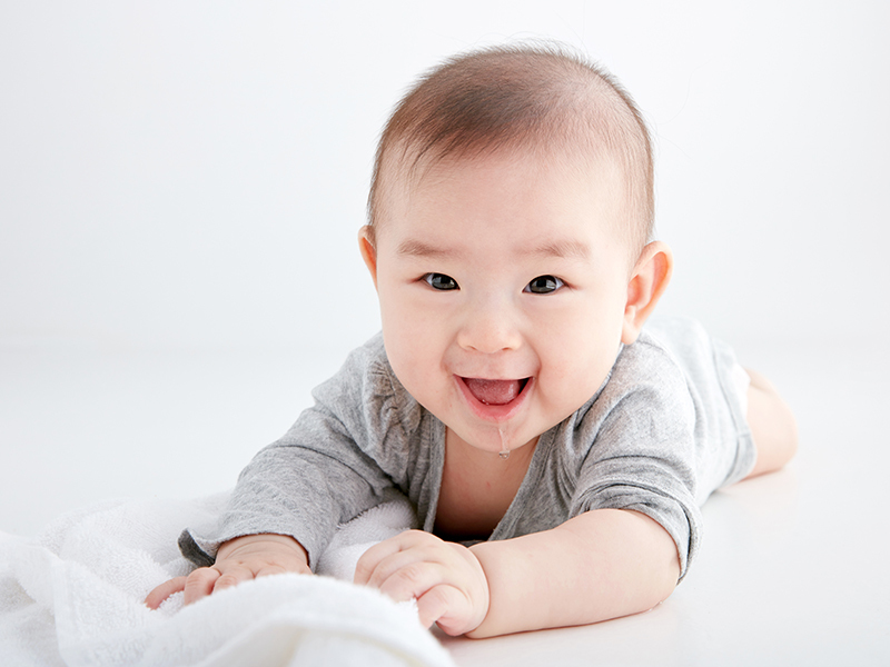 北鼻满4个月脖子软趴趴？帮0～1岁孩子锻炼肌力，你可以这样做