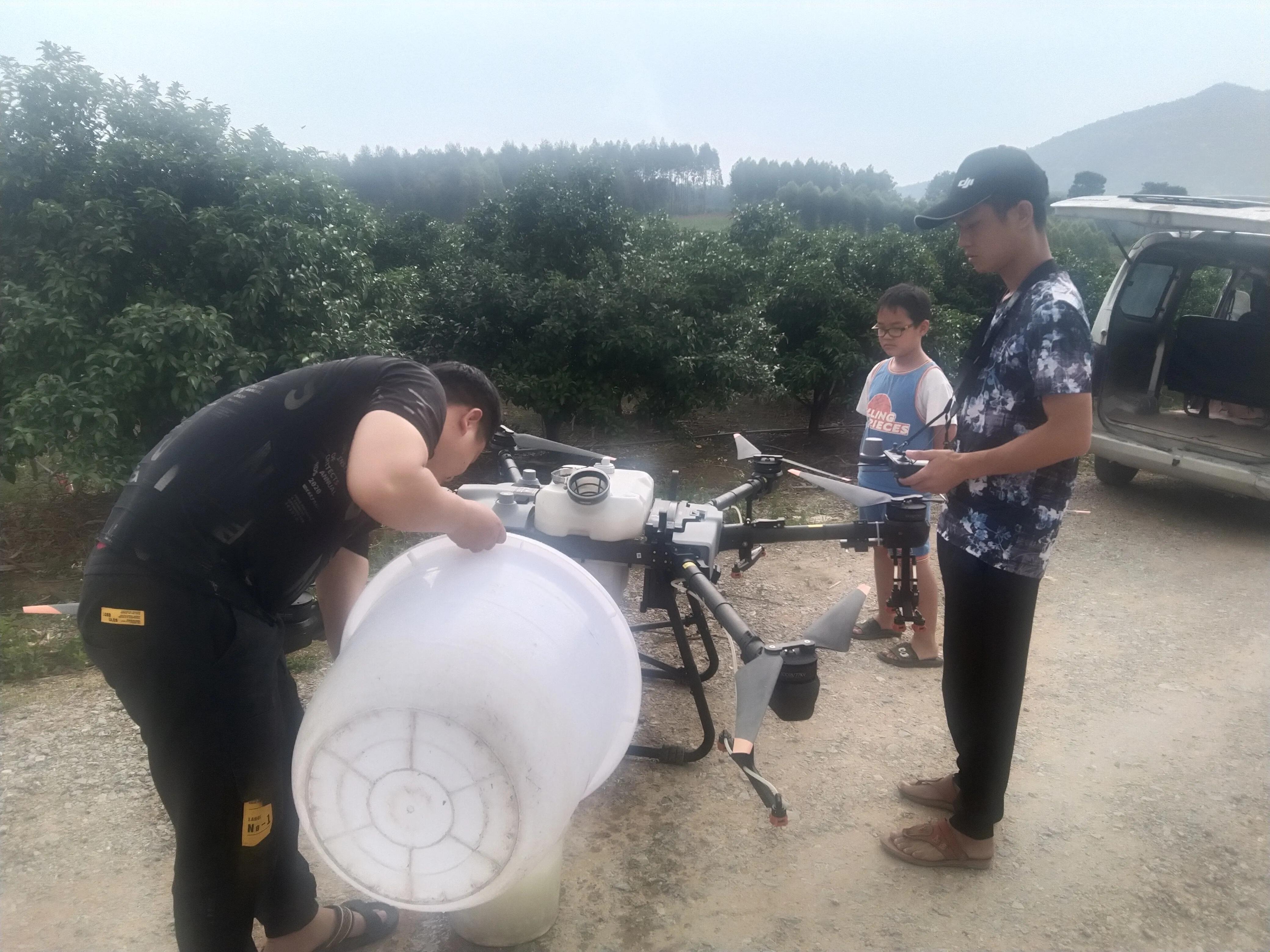 翱翔蓝天的无人机,翱翔蓝天下的大疆无人机