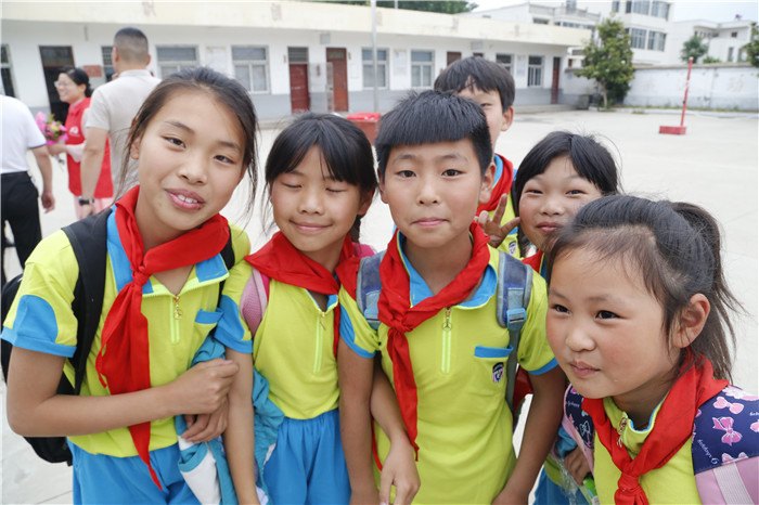 六一儿童节献爱心慰问活动,关爱困境儿童六一慰问暖童心