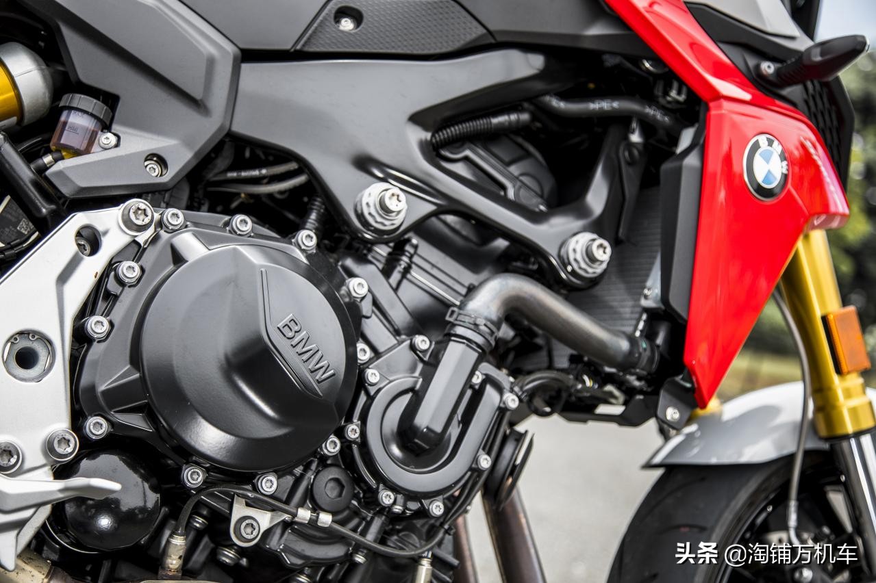 宝马f900r和杜卡迪950,宝马全新中型运动街车f900r赏析