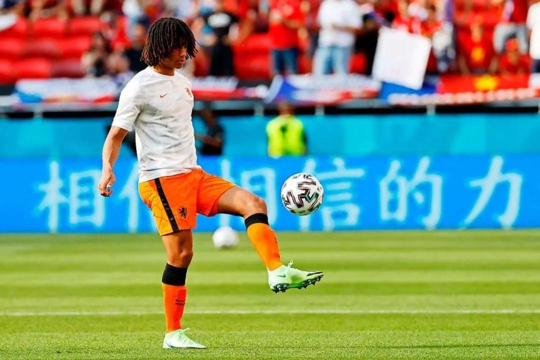 欧洲杯球场广告是虚拟的吗,欧洲杯赛场的中国广告