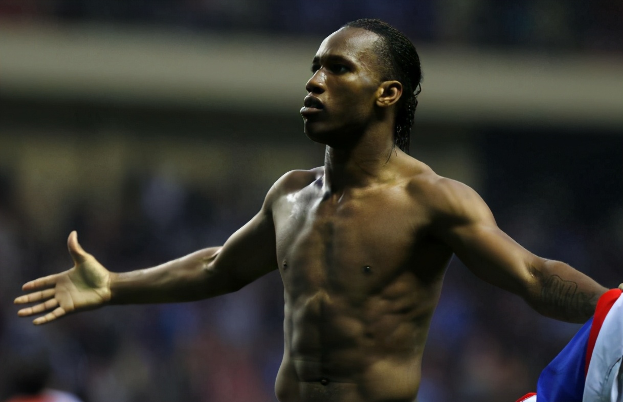 篮球运动员跟足球运动员谁更强壮,nba球员和足球运动员肌肉对比