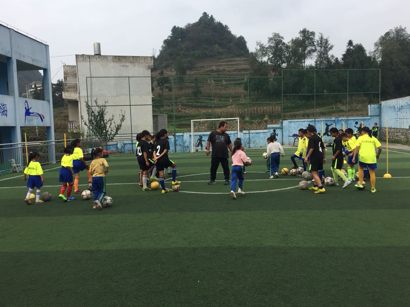 这支冠军足球队，教练教语文、数学、英语、音乐，还做饭，他带领毕节的孩子，踢足球踢出大山