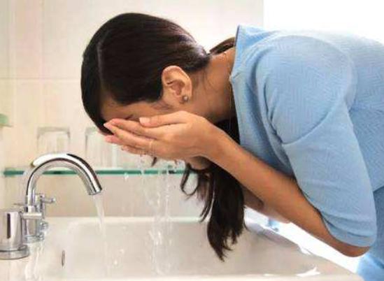 化妆后下午脸痒,化妆痒痒怎么办