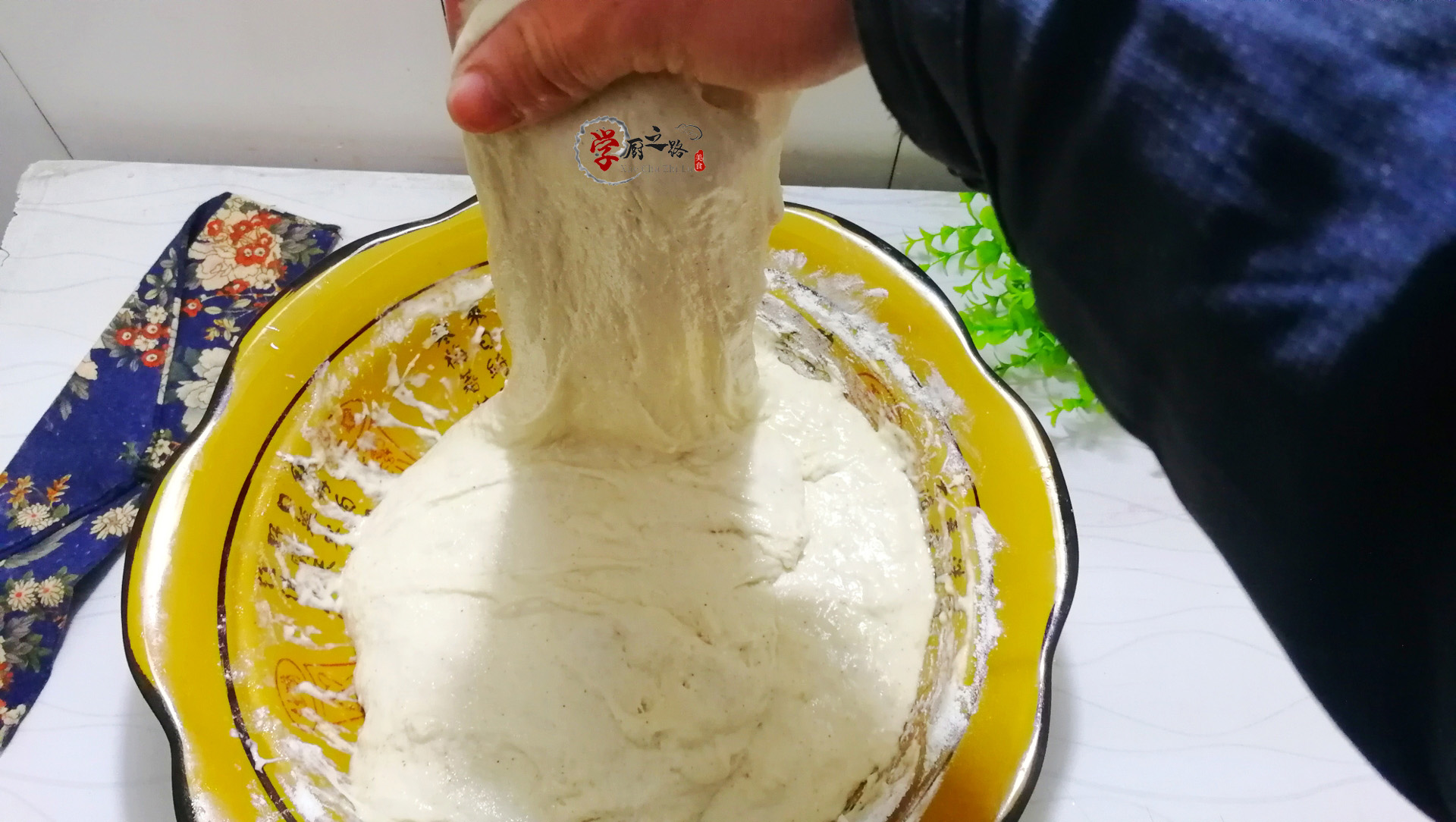 油条怎么做酥脆松软500克面粉隔夜,油条最简单的做法1千克面粉