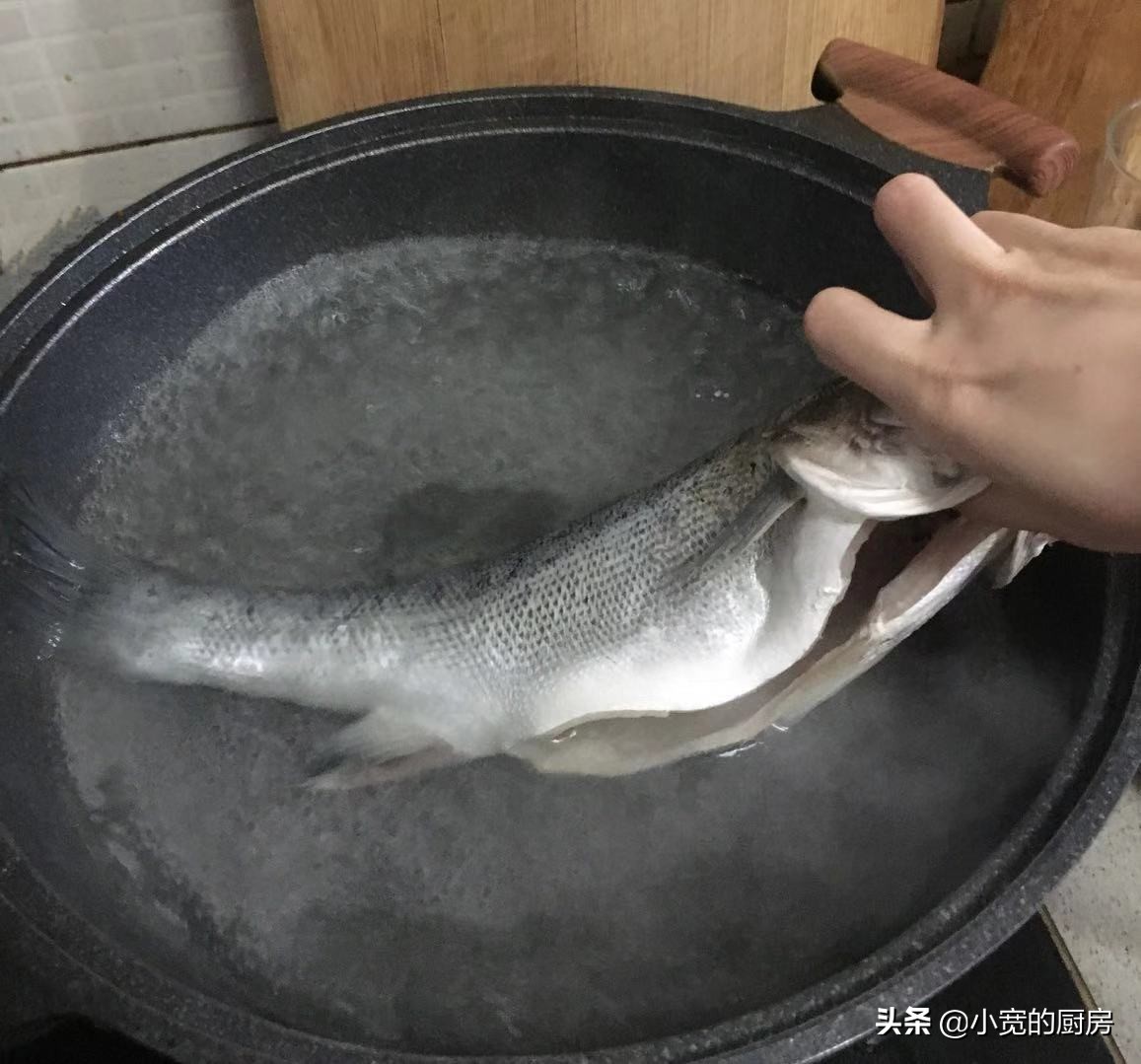 粤菜清蒸剁椒鲈鱼片,鲈鱼清蒸放蒸鱼豉油还需要放盐吗