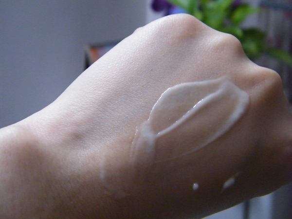 为什么擦乳液脸上油油的,为什么擦了乳液很油腻