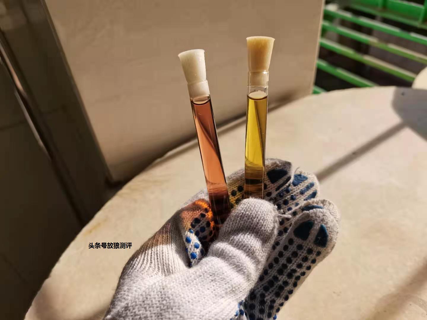 黄壳机油用段时间就发红了正常吗,机油灯亮了红色必须马上换机油吗