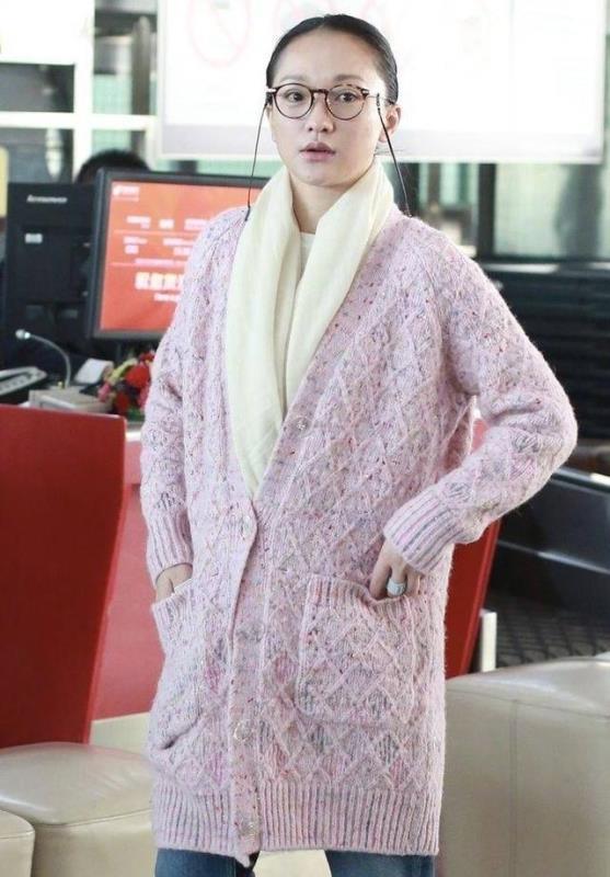 周迅秋冬最新穿搭网友确定44岁,周迅穿搭白黑格衬衣同款