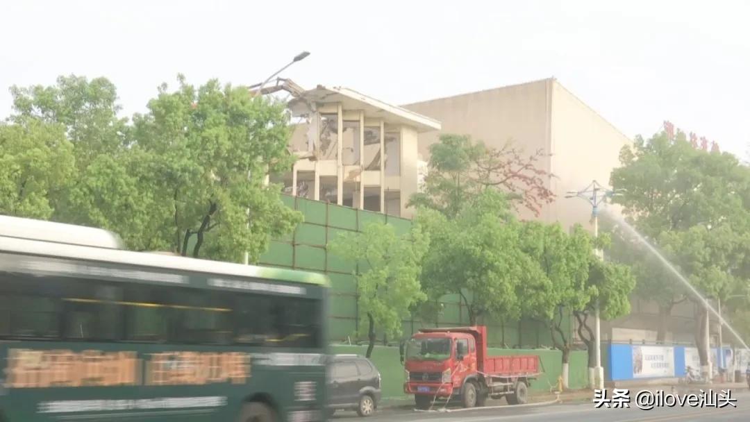 体育馆足球场老旧翻新项目,市区改造足球场