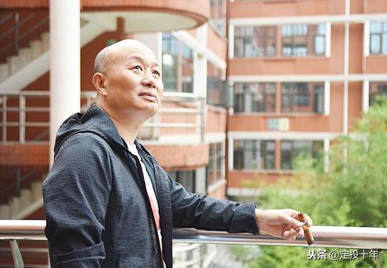 自己是红绿色盲，却开医院给别人治眼睛，还身价317亿上了富豪榜