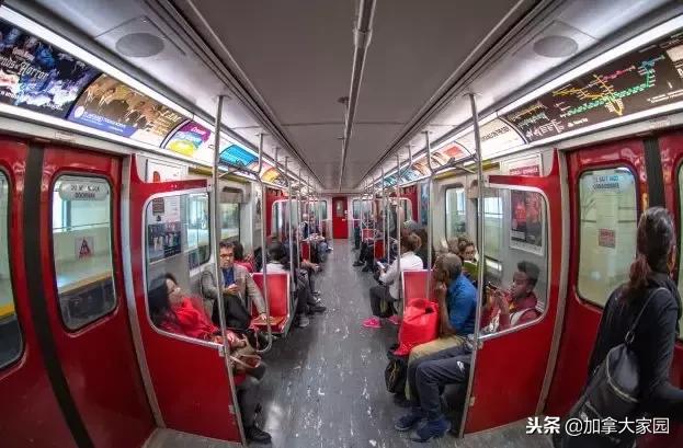 加拿大地铁上有变态强迫妹子看“*体下**”!你手机这个功能关了吗?