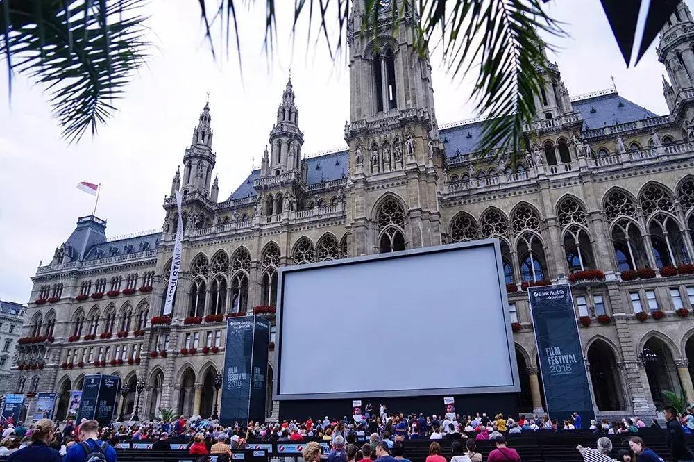 公共停车位被电动车霸占违不违法,电动车占用公共停车位的行为