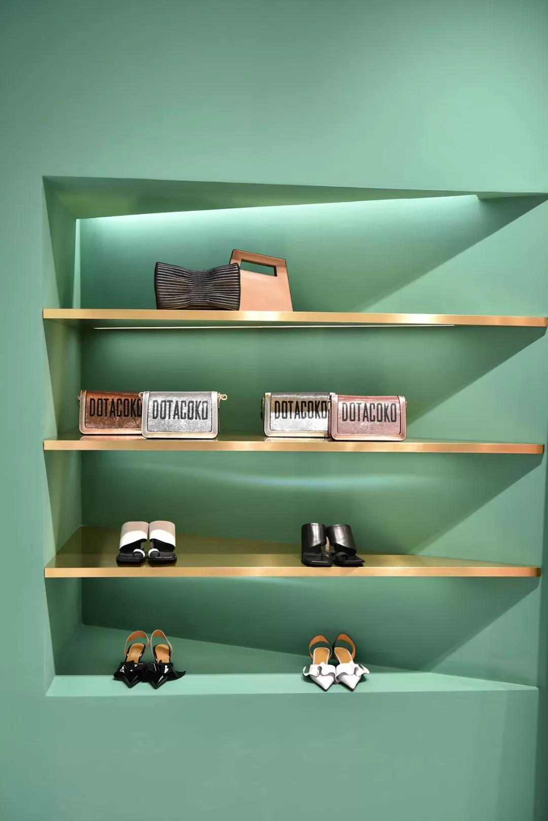 打卡服装体验店,爱丽丝梦游仙境服装款式