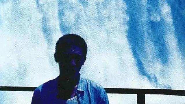 《*光春**乍泄》点燃香烟，焚烧这座世界末的浪漫圣城