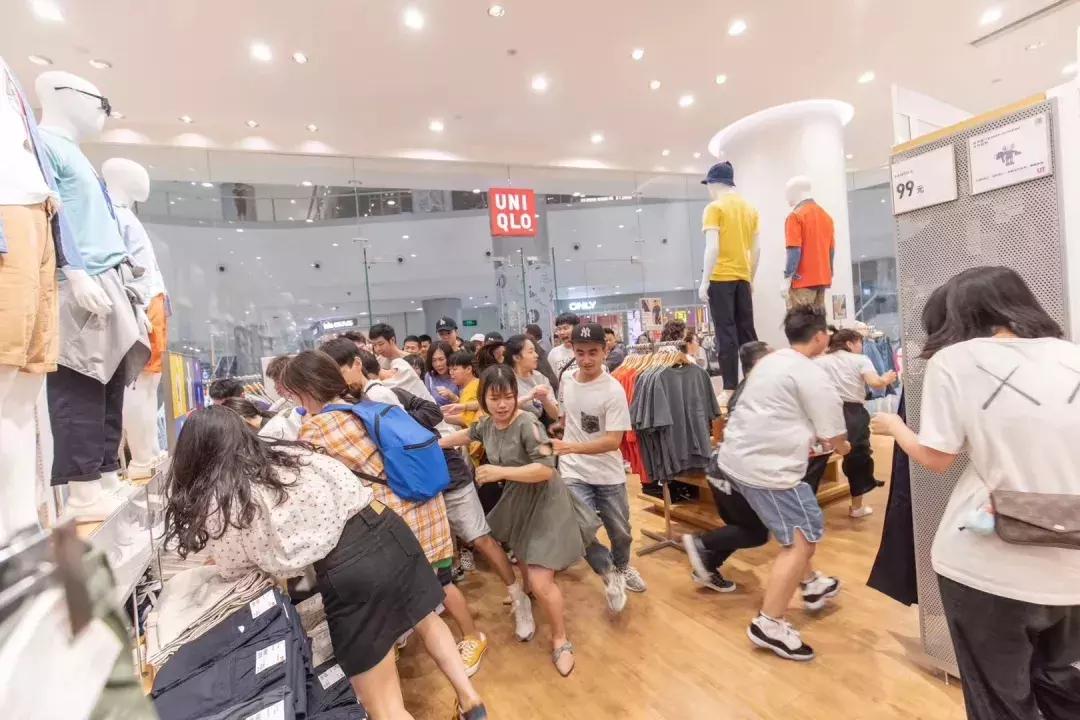 长沙国金中心出现抢衣大战！优衣库遭疯抢！店员被吓哭