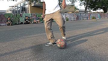 地面花式足球,花式足球技巧之地面舞蹈