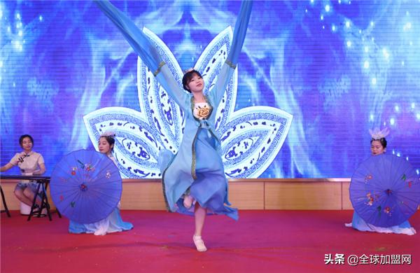 永立群峰之巅全球加盟网15周年庆典激励奋进