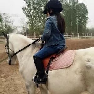 王诗龄戴的珠宝,王诗龄戴卡地亚手镯多少钱