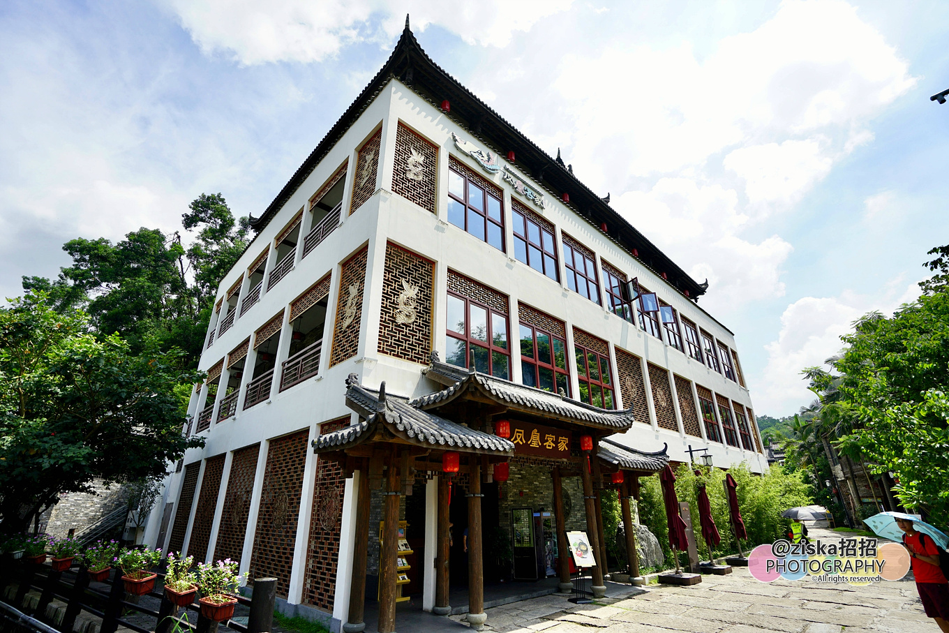 小伙探索神秘洞穴视频,小伙独自探索深山神秘古墓