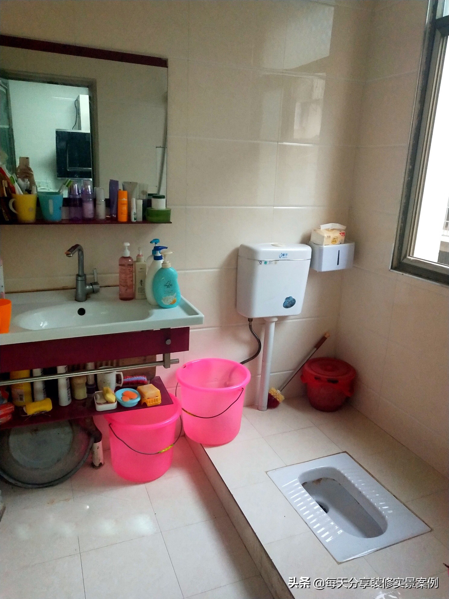 她家房子入住十三年，室内还保持很干净，窗户外晾衣服，谁见过？