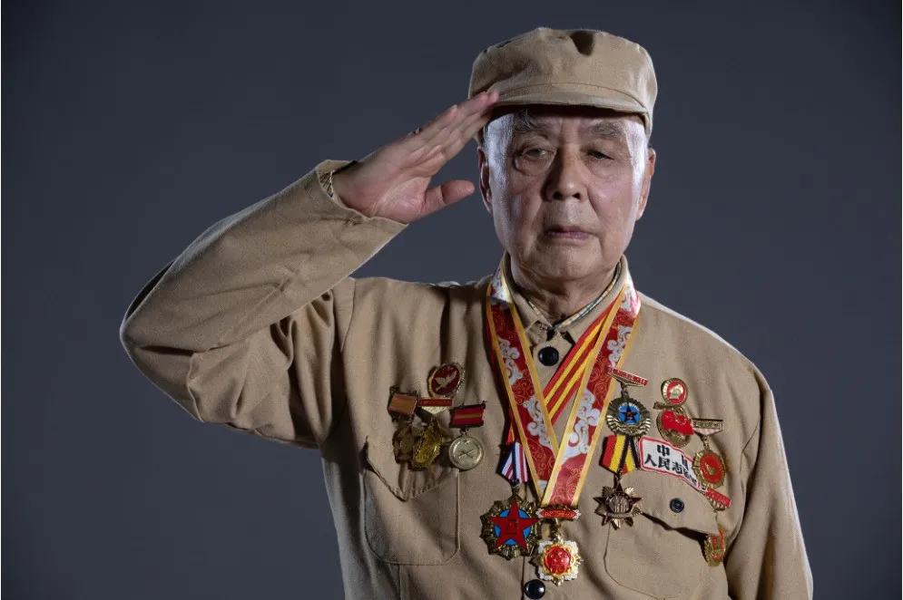 黄继光战友回忆黄继光牺牲过程,老兵讲解黄继光英雄事迹原视频