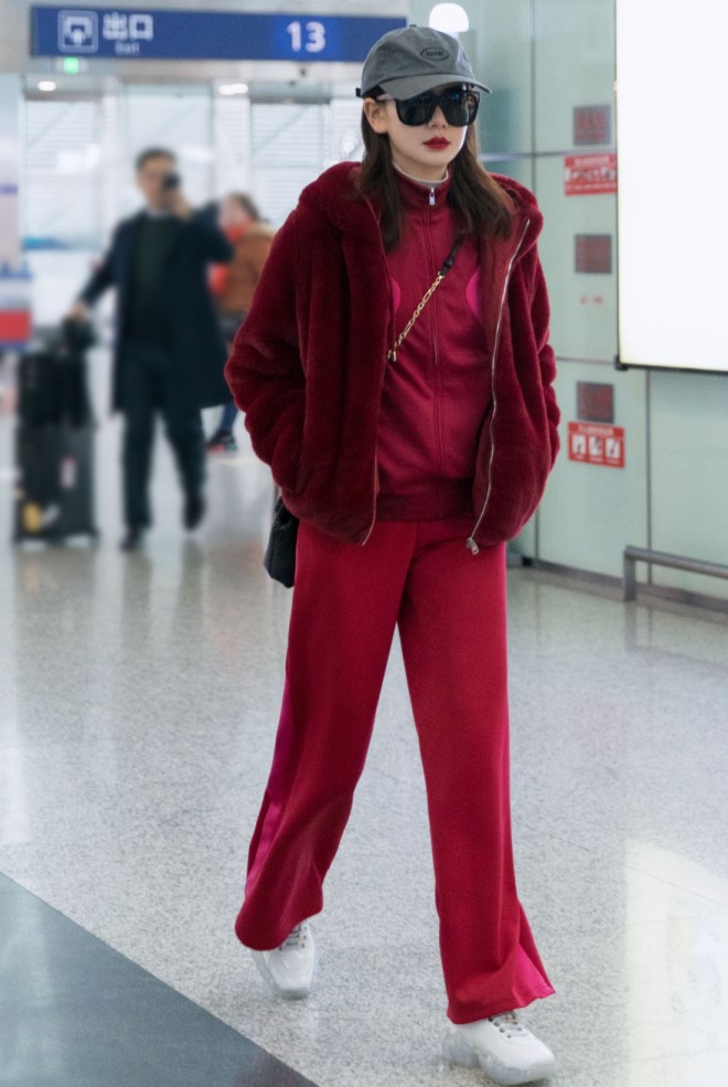 时尚女星戚薇的西装穿搭气场全开,戚薇的干练风连体服穿搭气场全开