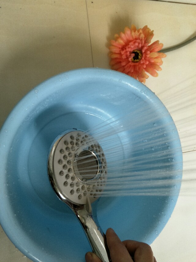 淋浴喷头堵了千万别用醋泡,淋浴喷头堵了不用怕