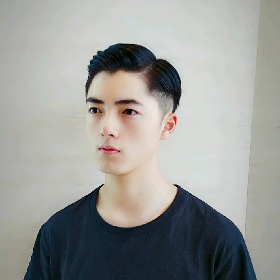 最流行的男生发型看起来超级年轻,今年最流行的男生短发型