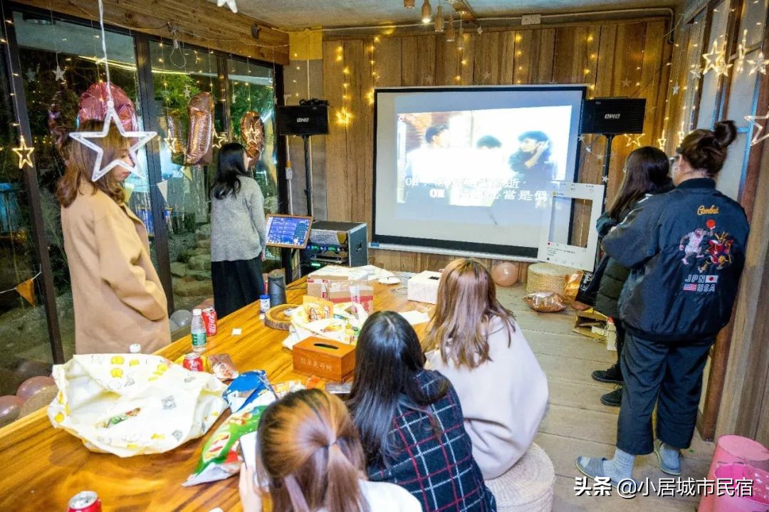 组队去火爆的玻璃屋民宿，星空下围炉火锅烧烤，唱k麻将，放烟花