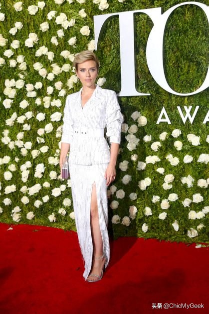 斯嘉丽约翰逊演过的电影红毯 (2011斯嘉丽约翰逊金球奖红毯)