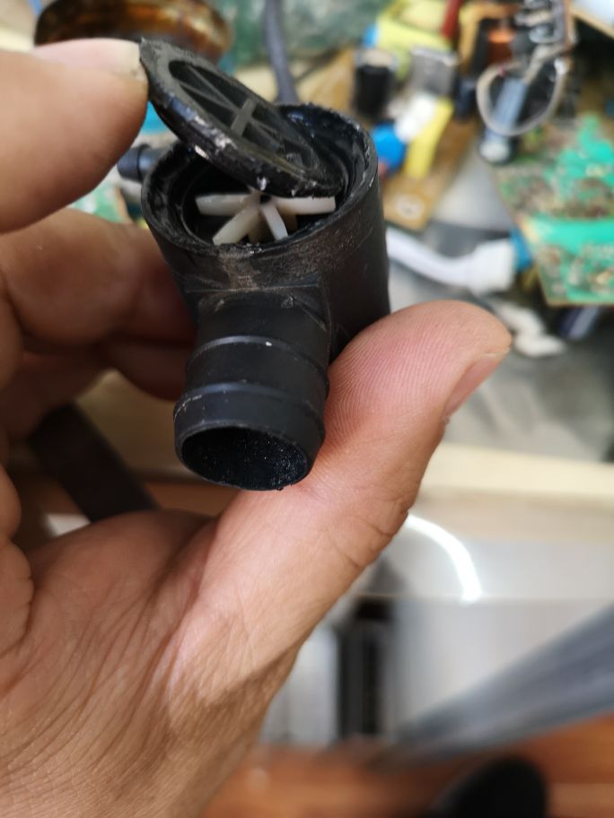 东风小康k02喷水壶电机卡死不转，继续维修