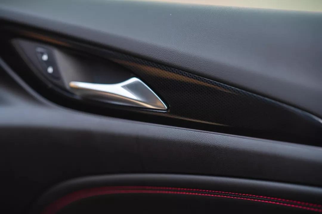 君威gs适合入手吗,小白买车速腾和君威建议买哪个