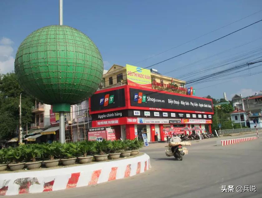 越南老兵重回当年战斗过的洞穴 (越南老兵回忆丛林战争)