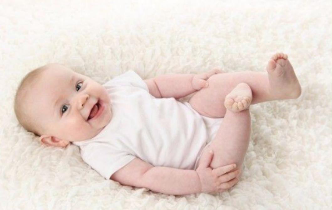 宝宝吐泡泡到底是玩还是怎么了,小宝宝吐是为啥