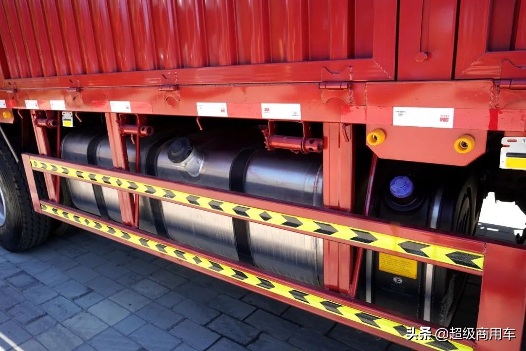 前桥打孔福康国*4六**40马力欧曼EST8x4高栏载货车