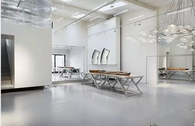 从濒临倒闭到年营收25亿,从濒临倒闭到市值266亿