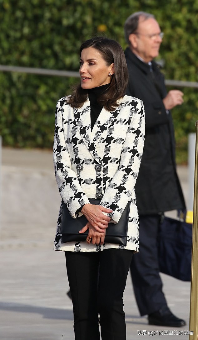 西班牙王后穿红西装美得张扬,西班牙皇后穿卡其蓝西装