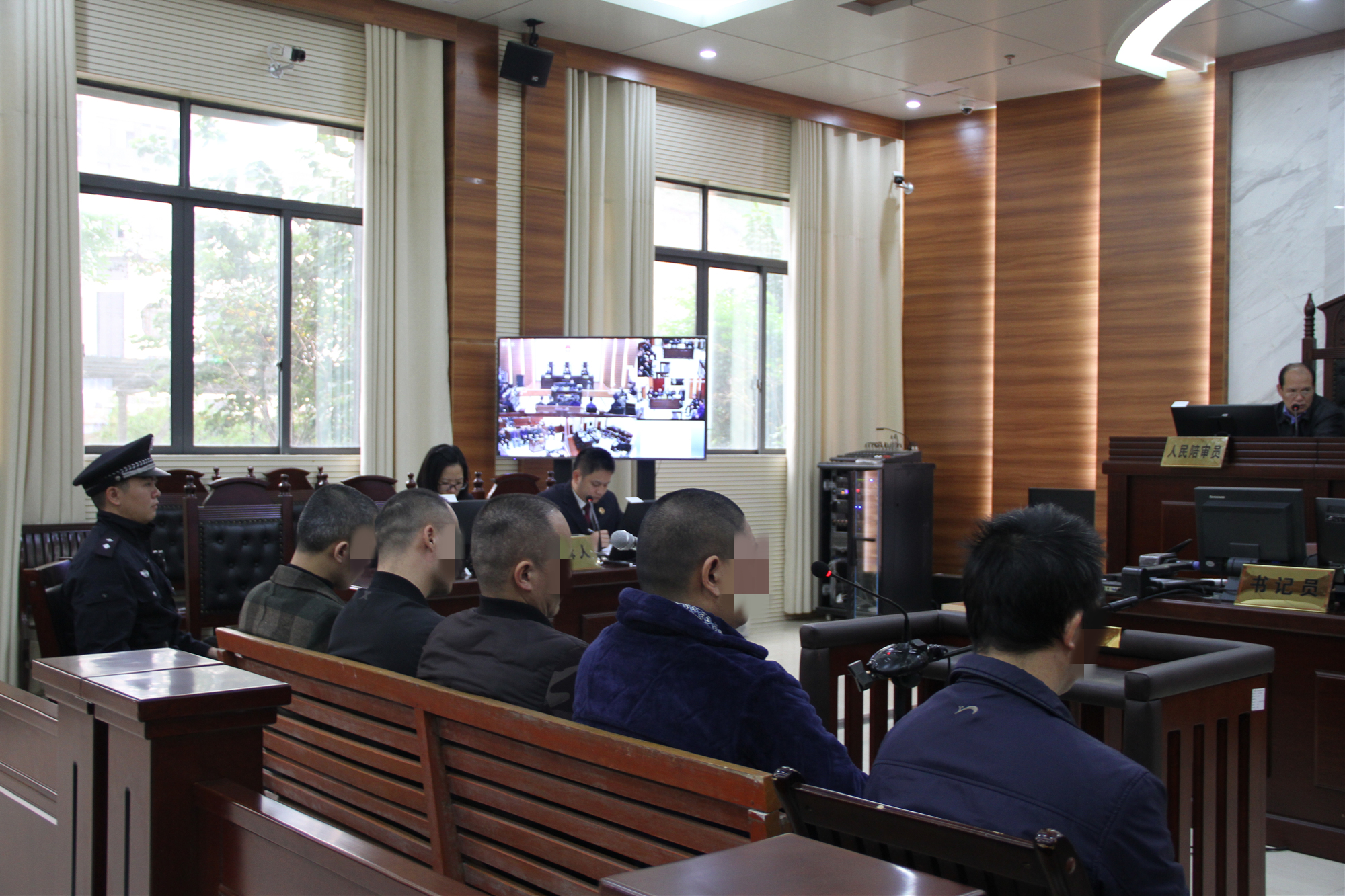 有烟草证倒卖香烟7万判几年,倒卖正规香烟五万以下怎么判刑