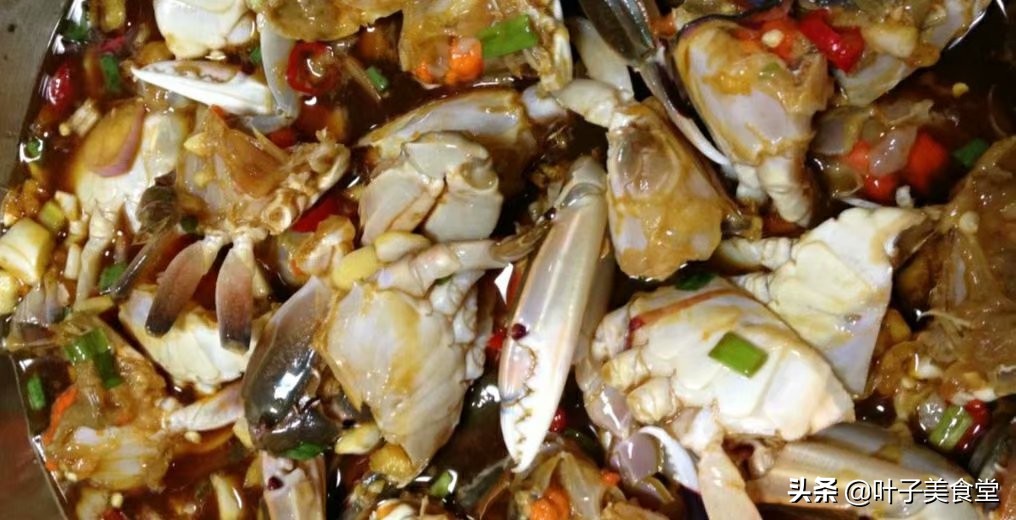 婆婆将活螃蟹塞进玻璃罐,不加一滴水,一周后拿出来,全家人点赞