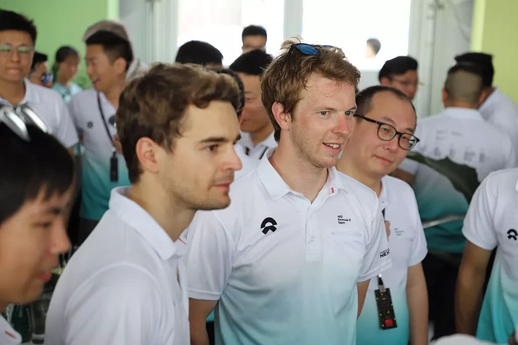 这车空间窄、没空调，只能躺着开，为啥一群男人都想开？